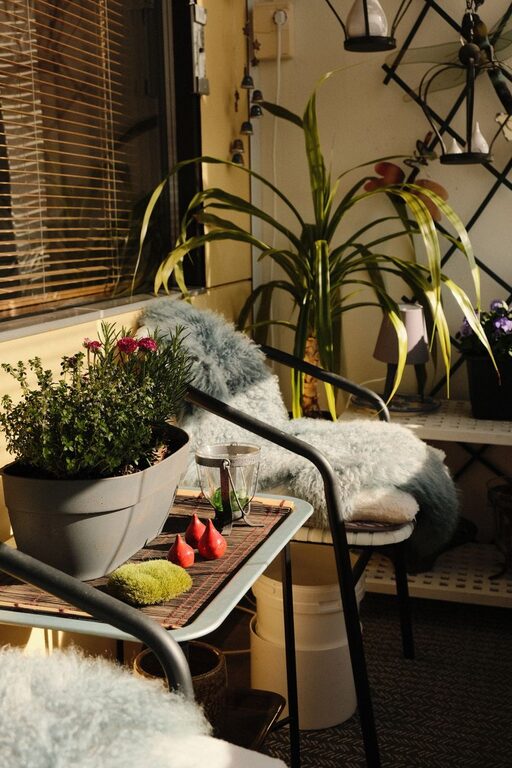 Cum transformi balconul într-un mic spațiu de relaxare